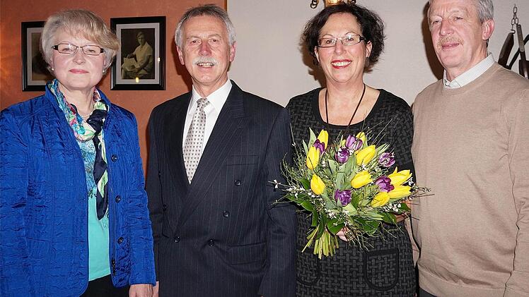 Elisabeth Wende (v.l.) bedankte sich bei Bürgermeister Ernst Stross und seiner Frau Barbara. Rechts: Karl-Heinz Glück.