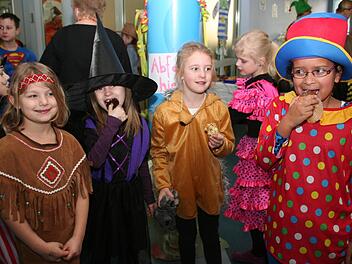 Clowns, Indianer, Elfen, Hexen und auch ihre Lehrer hatten großen Spaß beim Zeugnisfest. Fotos: Evi Seeger