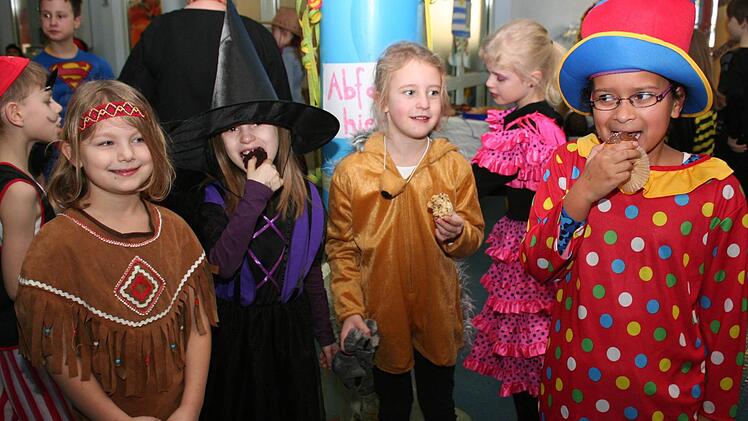 Clowns, Indianer, Elfen, Hexen und auch ihre Lehrer hatten großen Spaß beim Zeugnisfest. Fotos: Evi Seeger