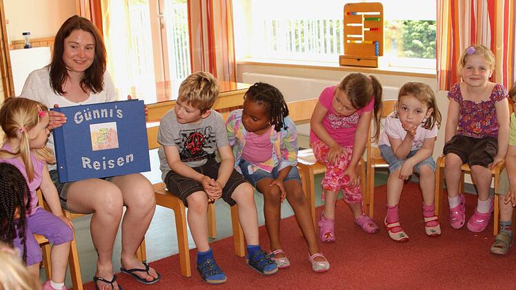 Interessierte Zuhörer bei ihrer eigenen Geschichte von Günni hat hier Kindergartenleiterin Daniela Dütsch