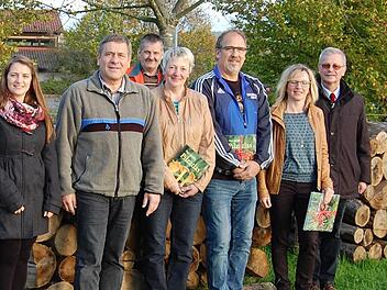 Preisübergabe: Simone Nürnberger, Wilhelm Schmalen (AELF), Helmut Bahn, Michaela Behrendt, Herbert Lutz, Petra Leuner und Bürgermeister Gotthard Schlereth (von links). Foto: Winfried Ehling