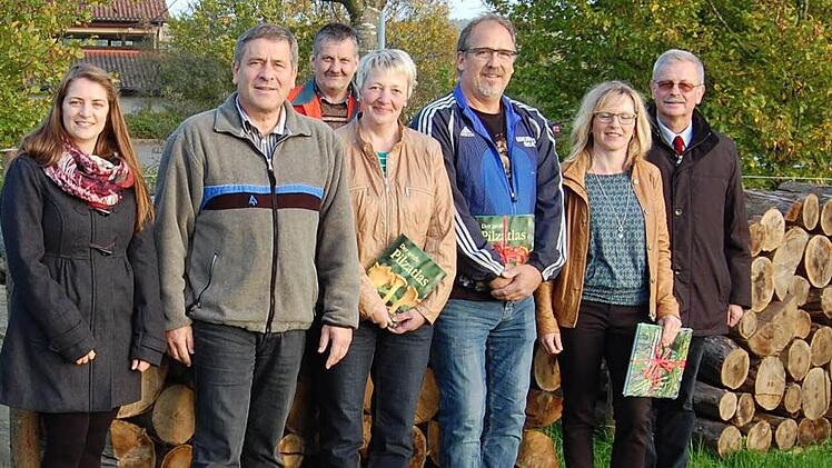 Preisübergabe: Simone Nürnberger, Wilhelm Schmalen (AELF), Helmut Bahn, Michaela Behrendt, Herbert Lutz, Petra Leuner und Bürgermeister Gotthard Schlereth (von links). Foto: Winfried Ehling