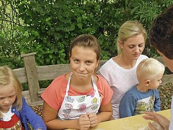 Die Kinder backen ihr eigenes Brot.  Foto: Manfred Mellenthin
