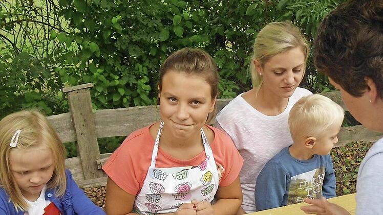 Die Kinder backen ihr eigenes Brot.  Foto: Manfred Mellenthin