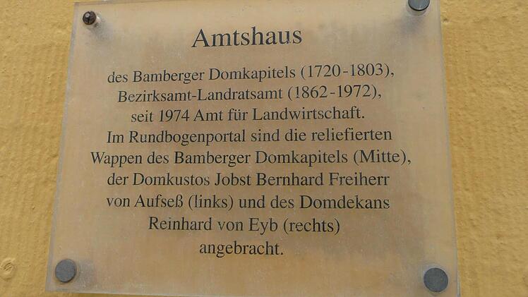 Rund 300 Jahre alt ist das Amtshaus in Bad Staffelstein, in das der BBV demnächst einziehen wird. Ein Schild an der Straßenseite nennt einige Eckdaten. Das Gebäude wurde in den vergangenen Jahren umfassend modernisiert. Foto: Popp