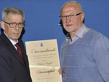 Der TSV ohne Hubert Vogel (rechts) ist nicht vorstellbar. Dafür wurde er vom Vorsitzenden des Sportvereins, Egon Göbel, zum Ehrenmitglied ernannt. Foto: Peter Klopf