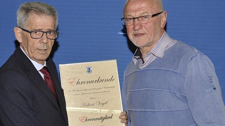 Der TSV ohne Hubert Vogel (rechts) ist nicht vorstellbar. Dafür wurde er vom Vorsitzenden des Sportvereins, Egon Göbel, zum Ehrenmitglied ernannt. Foto: Peter Klopf