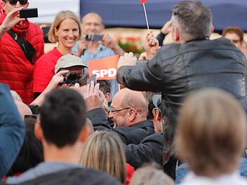 Martin Schulz genoss das Bad in der Menge auf dem Maxplatz. Foto: Matthias Hoch