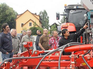 J&ouml;rg Deinlein, Landwirt aus Neudorf/Sche&szlig;litz erl&auml;uterte den Bauern aus den Landkreisen Bamberg und Forchheim "Landwirtschaft 4.0" in der Praxis.Joseph Beck