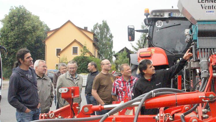 Jörg Deinlein, Landwirt aus Neudorf/Scheßlitz erläuterte den Bauern aus den Landkreisen Bamberg und Forchheim "Landwirtschaft 4.0" in der Praxis.Joseph Beck