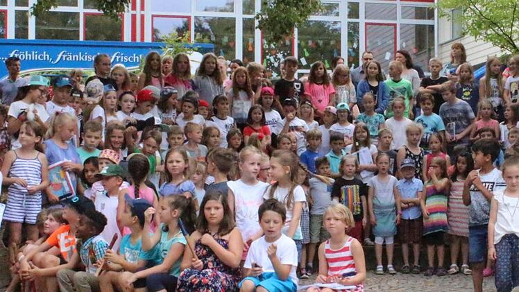 Imposantes Bild der Kinder am Rondell Foto: Roland Dietz