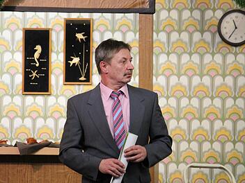 Derzeit im Stress befindet sich Peter G&ouml;bel. Zum einen als Mitglied des Festausschusses beim 50-j&auml;hrigen Gr&uuml;ndungsjubil&auml;um des TSV Thundorf, und zum anderen bei der Organisation der Theaterauff&uuml;hrungen. Archivbilder zeigen Peter G&ouml;bel als aktiven Schauspieler . Foto: Philipp Bauernschubert