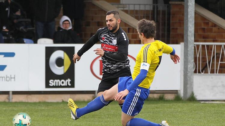 Einen offenen Schlagabtausch lieferten sich der FC Mitwitz mit seinem Kapitän Carsten Engel (gelbes Trikot) und der SC Sylvia Ebersdorf um Tayfun Peker in der Vorwoche, bei dem sich beide mit einem 1:1-Unentschieden trennten.  Foto: Lisa Hümmer