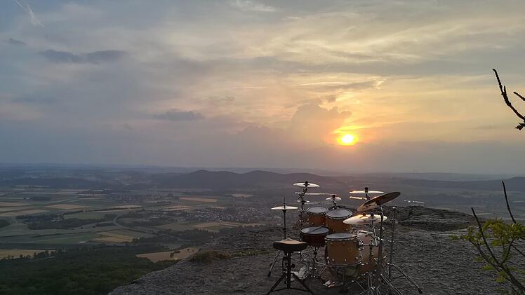 Schlagzeug im Sonnenuntergang: beste Kulisse für ein Musikvideo Foto: Munarheim