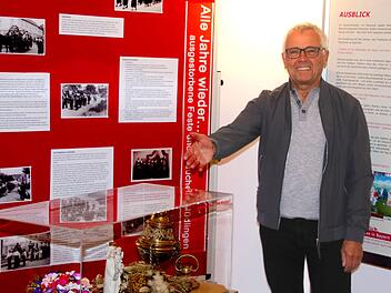 Eine Sonderausstellung "Feste und Bräuche in Unterfranken" wird zurzeit im  Heimatmuseum in Nüdlingen gezeigt. Sie ist noch bis 27. Oktober jeden Sonntag von 14 bis 17 Uhr geöffnet. Hier präsentiert  Museumsleiter Dr. Bernd Hein einige besonders interessante Stücke in einer Vitrine. Dieter Britz