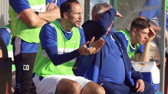 War mit seinem Team zufrieden: VfL-Spielertrainer Bastian Renk. Er zollte mehrfach Applaus und trieb seine Spieler an; dahinter Co-Trainer Alexander Schalk.