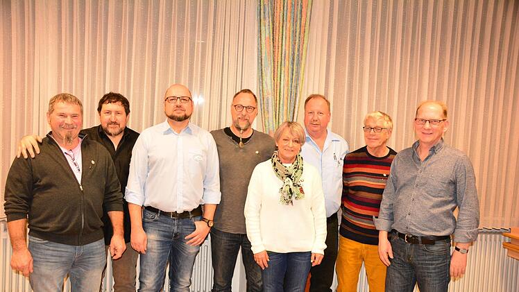 Ehrung f&uuml;r langj&auml;hrige Mitgliedschaft gab es beim Heimatverein N&uuml;dlingen (von links): Thomas G&uuml;nter, Matthias Z&auml;nglein, Peter Brust, Volker Mahlmeister, Christel Hehn, J&uuml;rgen Eichholz, G&uuml;nter Fischer und Georg R&ouml;chner. Foto:  Arthur Stollberger