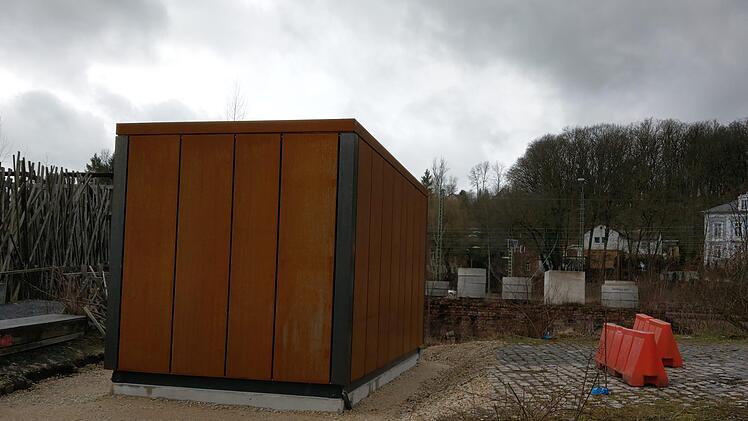Das bleibt: In dem mit Cortenstahl verkleideten Container neben der alten Pakethalle wird die SÜC eine Trafostation unterbringen. Fotos: Simone Bastian