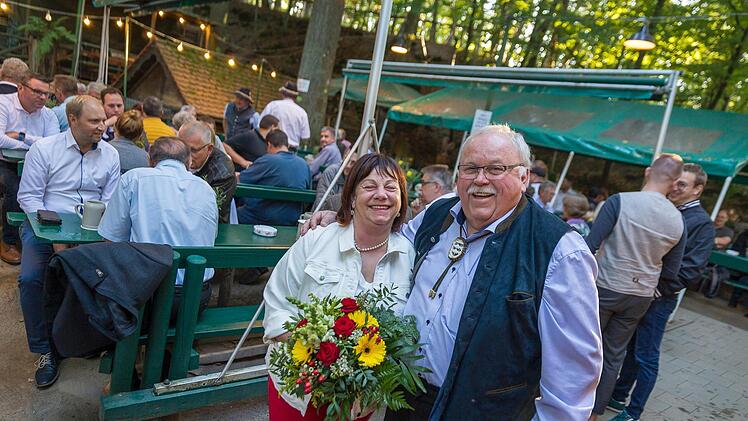 Voll der Freude: Karin und Franz Streit, der nach 42 Jahren Stadtratsarbeit verabschiedet worden ist.  Foto: Stephan Großmann
