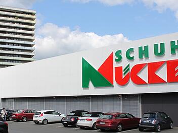 Nach der erfolgreichen Klage eines Händlers aus Schweinfurt, der wie Schuh Mücke in Kulmbach zur Verbundgruppe ANWR Group gehört, sind die Läden wieder geöffnet. Wohl aber nur bis Samstag.