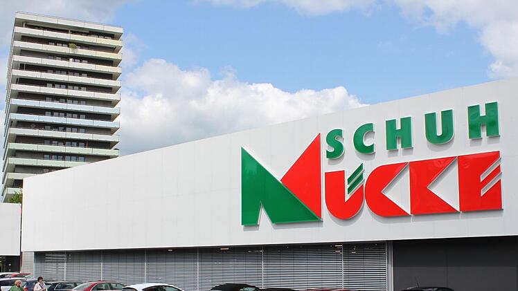 Nach der erfolgreichen Klage eines Händlers aus Schweinfurt, der wie Schuh Mücke in Kulmbach zur Verbundgruppe ANWR Group gehört, sind die Läden wieder geöffnet. Wohl aber nur bis Samstag.