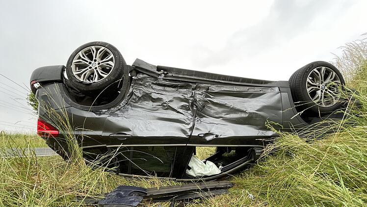 Nach Frontalkollision: BMW &uuml;berschl&auml;gt sich und landet im Graben