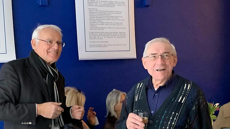 Organisator Herbert Schmidt (links) und Besucher Albrecht Neugebauer freuen sich &uuml;ber die gelungene Er&ouml;ffnung des Kissinger B&uuml;ros. Foto: Kerstin V&auml;th