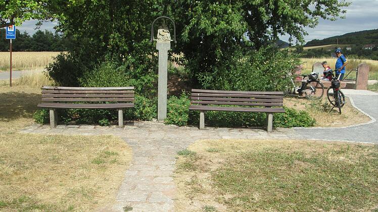 Die Nachfrage nach gesponserten und signierten Sandsteinplatten für den Zuweg zum neuen Tretbecken in Trimberg ist so groß, dass auch der Fußweg zu den Ruhebänken mit einem Plattenbelag versehen werden kann.  Foto: Winfried Ehling