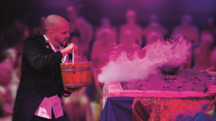 Der Sauna-Auftakt der Obermain Therme in Bad Staffelstein startet mit einem Überraschungsevent-Event, bei dem auch ein bisschen Zauberei mit im Spiel ist.