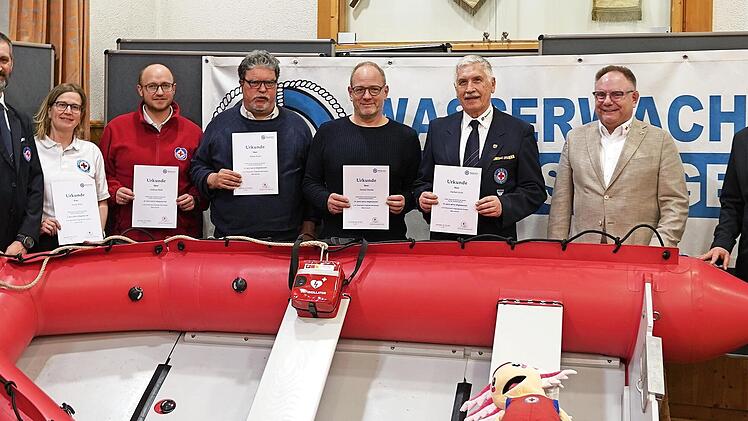 Geehrte Mitglieder der Wasserwacht Bad Kissingen (v.l.): Vorsitzender Alexander Knaab, Nicole Wolf (5 Jahre aktive Mitgliedschaft), Andreas Bröll (20 Jahre), Stefan Kuhn (30 Jahre), Daniel Nicolai (35 Jahre), Herbert Kolb (55 Jahre), Kreisgeschäft...