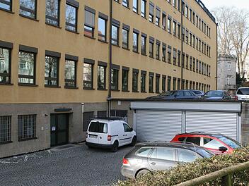 Hier am Hintereingang des Coburger Justizgebäudes gab der 23-jährige Kronacher am Dienstagmorgen Fersengeld. Die Polizeibeamten aus Straubing, die ihn nach Coburg brachten, hatten keine Chance, den jungen Mann aufzuhalten.  Foto: Ulrike Nauer