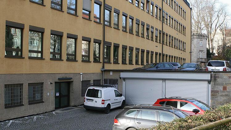 Hier am Hintereingang des Coburger Justizgebäudes gab der 23-jährige Kronacher am Dienstagmorgen Fersengeld. Die Polizeibeamten aus Straubing, die ihn nach Coburg brachten, hatten keine Chance, den jungen Mann aufzuhalten.  Foto: Ulrike Nauer