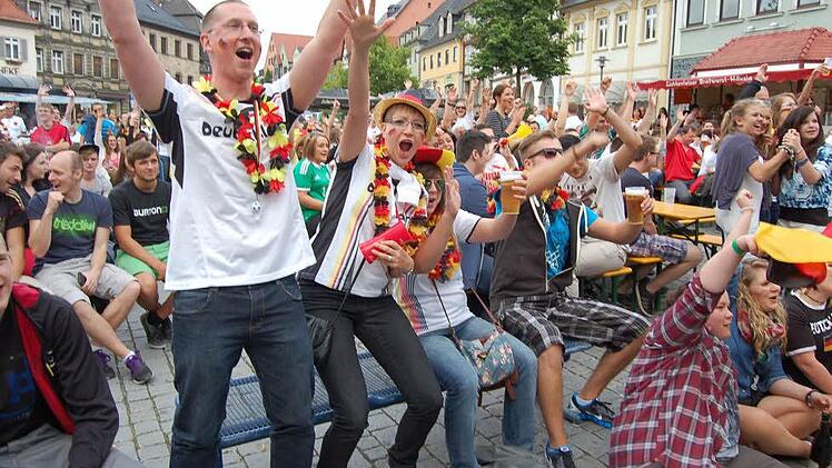 Die Fans jubeln, als Müller in der 45. Minute das dritte Tor schießt.   Fotos: Andreas Welz