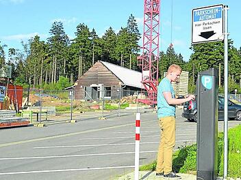 Versuchsfeld Rotes Moor: Nachdem der Landkreis dort mit Parkautomaten experimentiert, deren Akzeptanz getestet sowie ein Servicepaket zur Verbesserung der Qualität der touristischen Umgebung geschnürt hat, soll der Parkplatz am Haus am Roten Moor noch in diesem Jahr professionell bewirtschaftet werden.  Foto: Jessica Vey