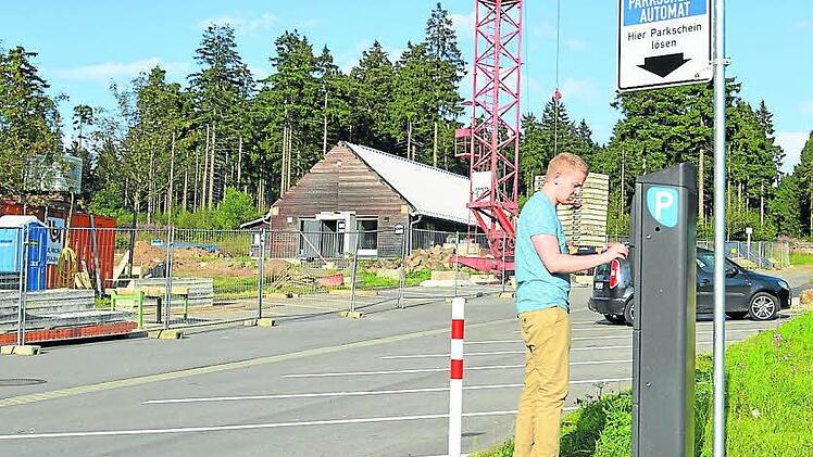 Versuchsfeld Rotes Moor: Nachdem der Landkreis dort mit Parkautomaten experimentiert, deren Akzeptanz getestet sowie ein Servicepaket zur Verbesserung der Qualität der touristischen Umgebung geschnürt hat, soll der Parkplatz am Haus am Roten Moor noch in diesem Jahr professionell bewirtschaftet werden.  Foto: Jessica Vey