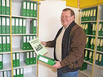 Bruno Schnappauf verbringt viele ehrenamtlich geleistete Stunden mit der Einrichtung eines Notenarchivs für den MV Friesen.  Foto: Karl-Heinz Hofmann