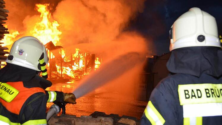Kampf gegen meterhohe Flammen. Foto: Peter Rauch