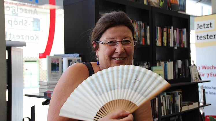Elke Reitmayer muss in ihrer Bücherstube Am Vogelseck Fächer einsetzen. Foto: Andreas Dorsch