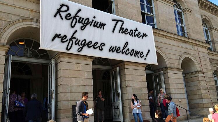 Das Landestheater setzt ein Zeichen: "Refugees welcome" (Flüchtlinge willkommen)Foto: Jochen Berger