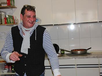 Claus Poppe, Leiter der Wärmestube: "Man muss mit Herz und Seele dabei sein."  Foto: Anja Greiner