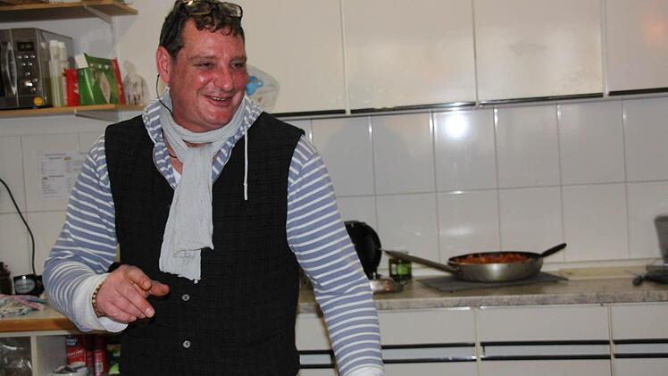 Claus Poppe, Leiter der Wärmestube: "Man muss mit Herz und Seele dabei sein."  Foto: Anja Greiner