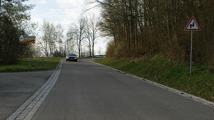Bis zum Ortsschild wurde die Kreisstraße von Trossenfurt in Richtung Hummelmarter bereits im Zuge der Dorferneuerung ausgebaut, nun baut der Kreis auch die 2,2 Kilometer bis Hummelmarter neu aus. Die Straße ist kurvig, schmal und in einem schlechten Zustand.