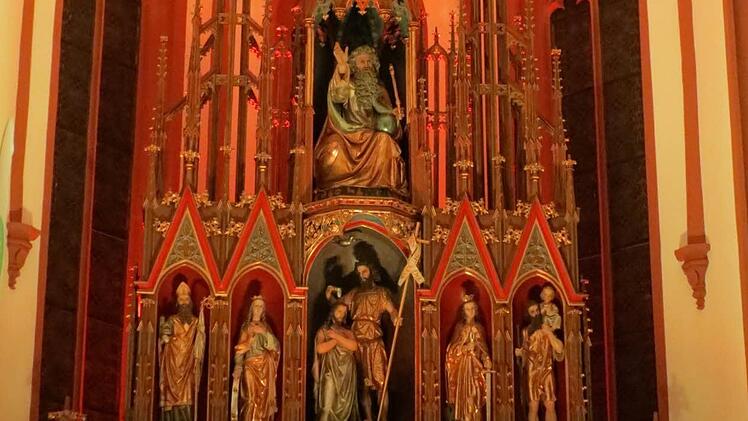 Der Altar wurde durch mehrfarbige Illumination besonders in Szene gesetzt. Foto: Doris Bauer