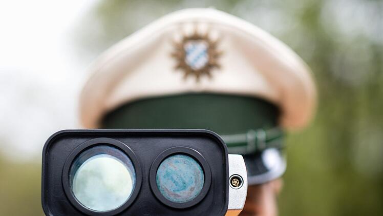 Ein seltsam gekleideter Mann ist bei einem Blitzmarathon von der Polizei gestoppt worden. Symbolfoto: Matthias Balk/dpa