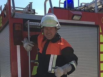 Man erkannt ihn kaum im Feuerwehreinsatzanzug: Oberhaids Bürgermeister Carsten Joneitis ist jetzt auch Feuerwehrmann. Foto: privat