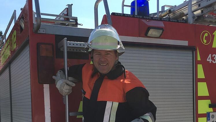 Man erkannt ihn kaum im Feuerwehreinsatzanzug: Oberhaids Bürgermeister Carsten Joneitis ist jetzt auch Feuerwehrmann. Foto: privat