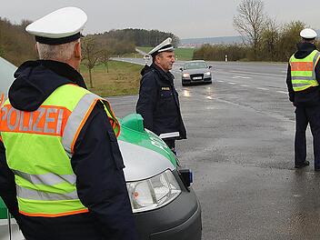 An elf Stellen im Landkreis Bad Kissingen wurde im Rahmen eines  Blitzmarathons gemessen. Polizeibeamte holten, wie hier auf der  Staatsstraße 2445 bei Oerlenbach, Autofahrer, die es zu eilig hatten, von  der Straße und teilten Ihnen mit, was sie zu erwarten hatten. In der  Bildmitte Polizeihauptkommissar Lothar Manger, der Verkehrssachbearbeiter  der Polizeiinspektion Bad Kissingen. Foto: Dieter Britz