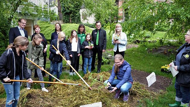 Sehr fleißig sind die Garten-Kids des Caspar-Vischer-Gymnasium. Davon überzeugten sich (im Hintergrund, von links) Bürgermeister Ralf Hartnack, Schulleiterin Ulrike Endres und Projektleiterin Kathrin Faßold sowie AOK-Bereichsleiter Werner Böhner (Zweiter von rechts) und Koordinatorin Margot Schmitt (links daneben). Werner Reißaus