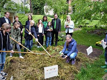 Sehr fleißig sind die Garten-Kids des Caspar-Vischer-Gymnasium. Davon überzeugten sich (im Hintergrund, von links) Bürgermeister Ralf Hartnack, Schulleiterin Ulrike Endres und Projektleiterin Kathrin Faßold sowie AOK-Bereichsleiter Werner Böhner (Zweiter von rechts) und Koordinatorin Margot Schmitt (links daneben). Werner Reißaus