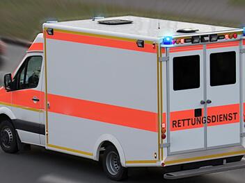 Bei einem Unfall im Landkreis Bayreuth wurde ein 88-jähriger Fußgänger von einem Auto erfasst. Er kam mit schweren Verletzungen ins Krankenhaus. Symbolfoto: simkoe/Adobe Stock